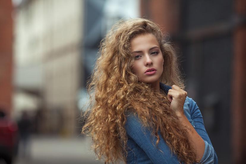 4 Frizzy Hair Hacks for When You’re On-the-Go