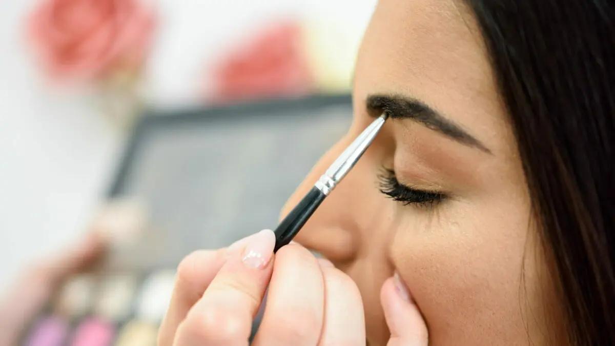 What’s the Difference Between Clean & Synthetic Makeup?