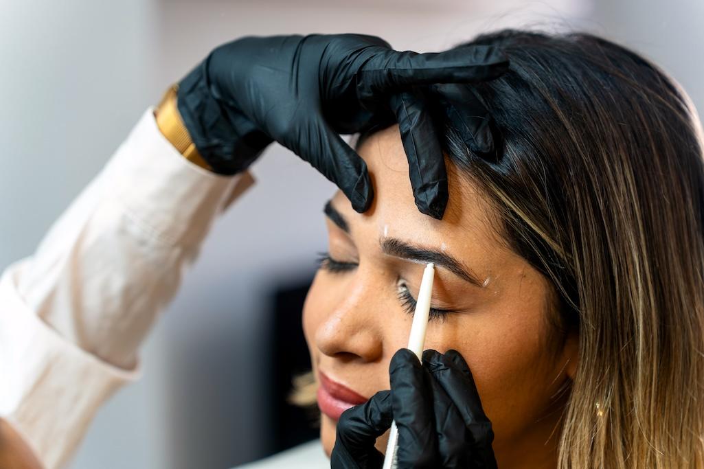 How to Become an Eyebrow Technician