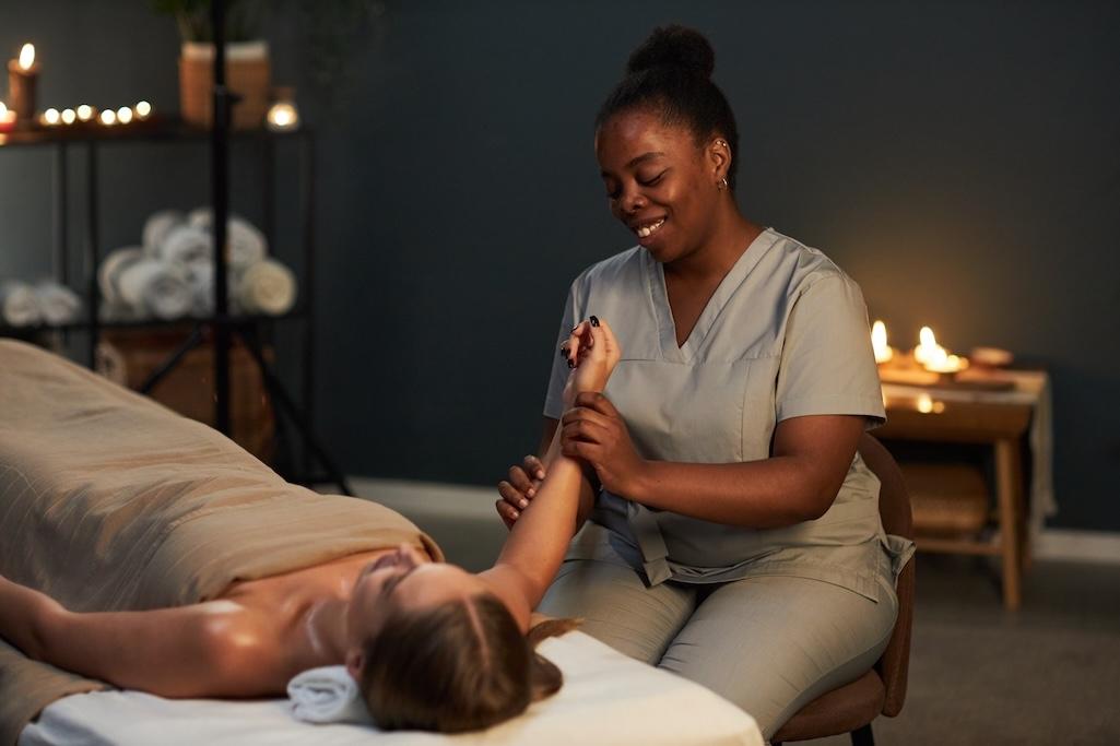 Should I Be an Independent Massage Therapist or Work as an Employee?