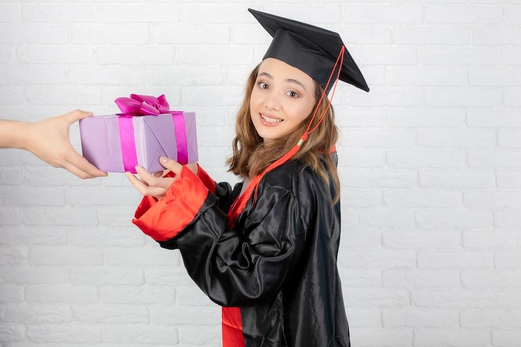 10 Gift Ideas for Cosmetology Student Graduations